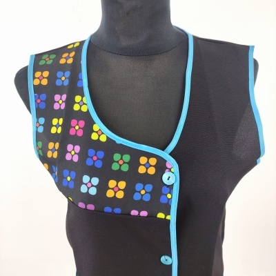 Colete preto com padrão floral colorido e abotoamento azul claro