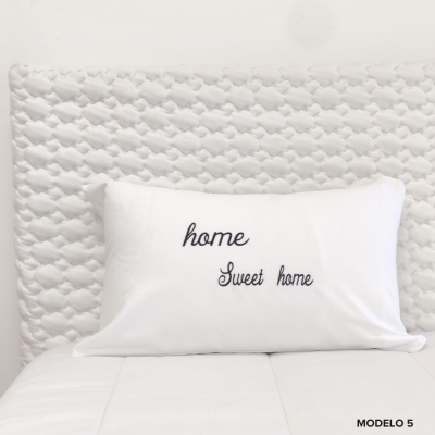 Almofada branca com bordado 
