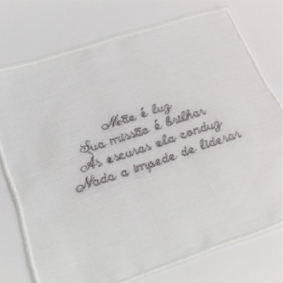 Pano branco com bordado de texto em cinzento