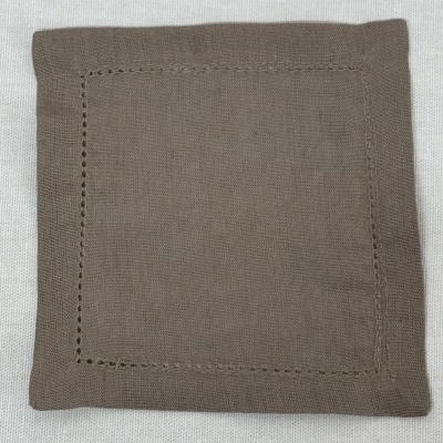 Guardanapo quadrado castanho em tecido com acabamento bordado