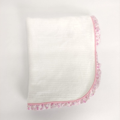 Toalha branca com borda rosa e renda floral