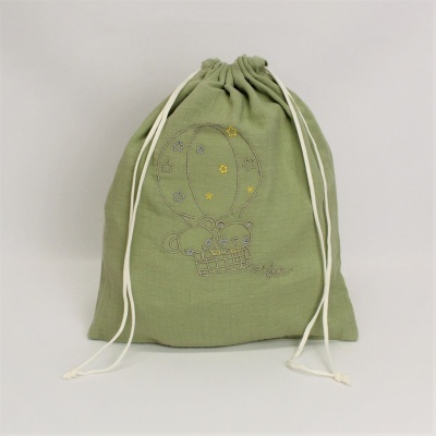 Saco de tecido verde com cordões brancos e bordado de balão e estrelas