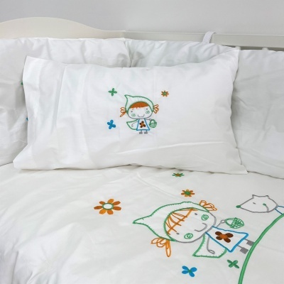 Fronha e edredão infantis brancos com bordados coloridos de menina, flores e raposa