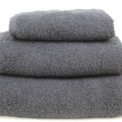 Conjunto de toalhas cinza empilhadas de tamanhos diferentes sobre fundo branco