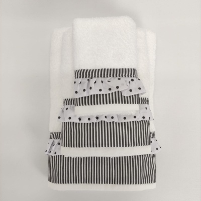 Conjunto de toalhas brancas com detalhes a riscas e bolinhas pretas