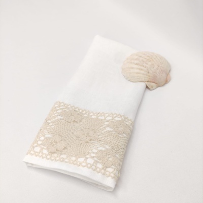 Guardanapo branco com faixa rendada bege e concha marinha