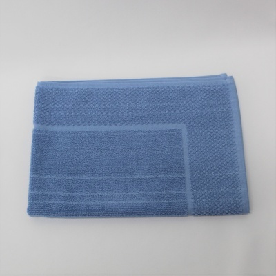 toalha azul clara dobrada com textura diferenciada