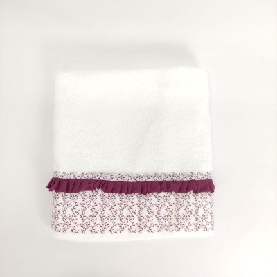 Toalha branca com bordado floral lilás e vinheta roxa