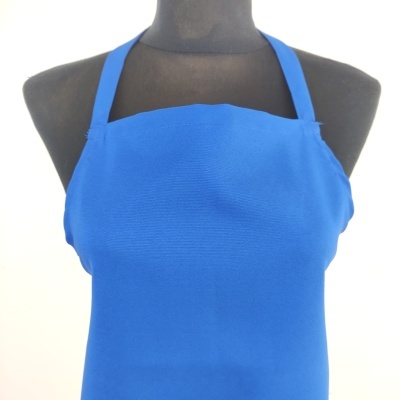 Avental azul com tiras ao pescoço num manequim preto
