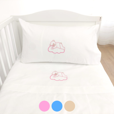 Jogo de cama branco com bordado de ursinho sobre nuvem para berço