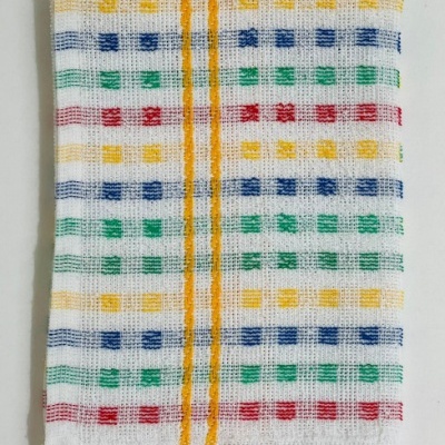Pano de cozinha branco com padrão quadriculado colorido e linhas verticais amarelas.