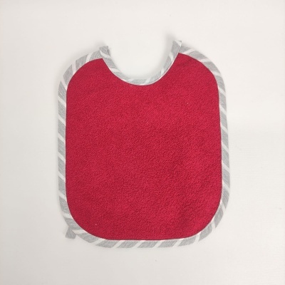 Babete infantil vermelho com bordas cinzentas riscas brancas