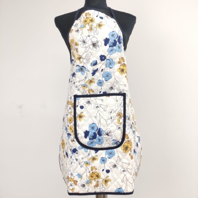 Avental floral azul e amarelo com bolso frontal num manequim preto