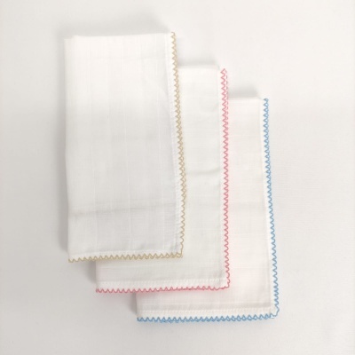 Três panos de algodão brancos com bordas coloridas em zig-zag