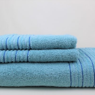 Conjunto de toalhas azuis com riscas horizontais e textura felpuda