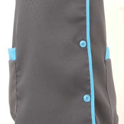 Casaco cinzento com detalhes azuis e botões