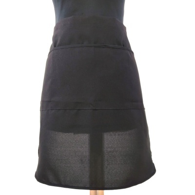 Avental preto de tecido fino com bolso