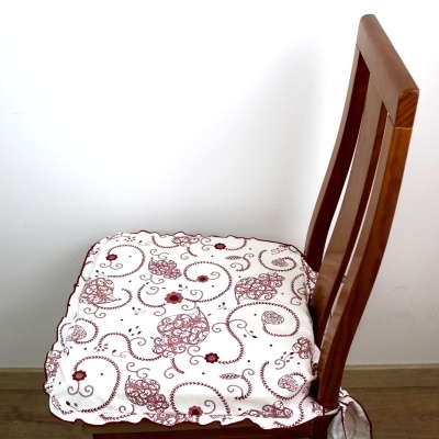 cadeira de madeira com almofada de assento decorada