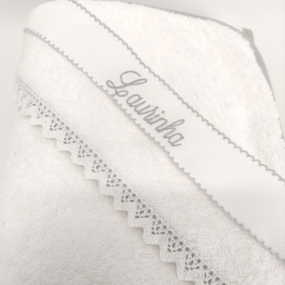 Toalha branca com bordado cinza claro e padrão rendilhado