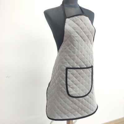 Avental acolchoado cinza com bolso e contornos pretos num manequim
