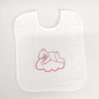 Babete de bebé branco com bordado de urso rosa deitado numa nuvem