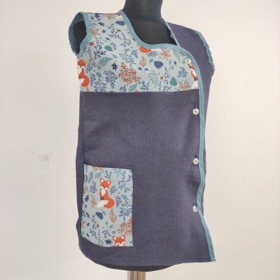 Camisola azul escura com estampado de raposas e flores e botões brancos