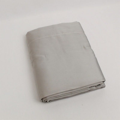Lençol cinza claro dobrado sobre superfície branca