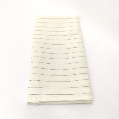 Pano branco com linhas pretas finas horizontais