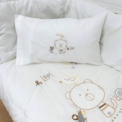 Conjunto de roupa de cama infantil branco com padrões de ursos e pássaros bordados