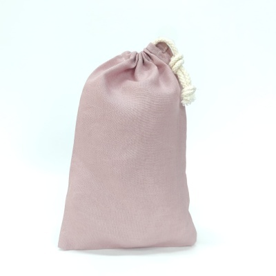 Saco de tecido rosa claro com cordão branco