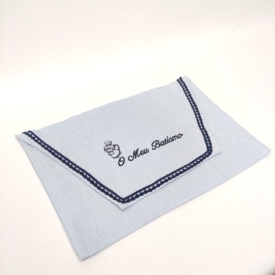 Toalha de batismo branca com bordado azul e desenho de anjo