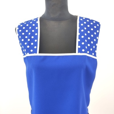 Peça de vestuário azul royal com bolinhas brancas e acabamento branco