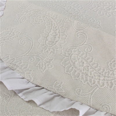 tecido bege claro texturizado com padrão floral e barra pregueada branca