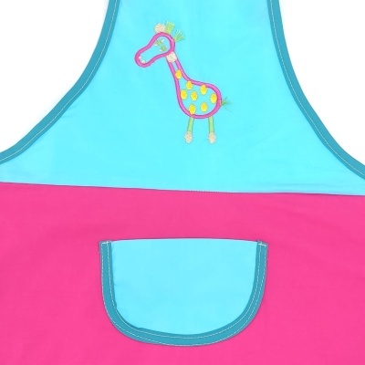 Avental azul e rosa com bordado de girafa e bolso azul