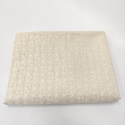 Pano bege claro com padrão geométrico em relevo