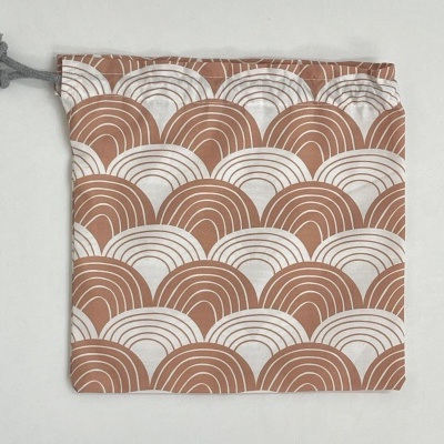 Bolsa de pano padrão castanho e branco com cordão cinzento