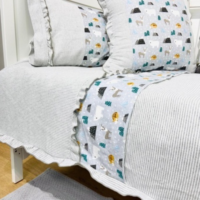 Conjunto de cama infantil com padrão de riscas finas e ilustrações de animais e árvores