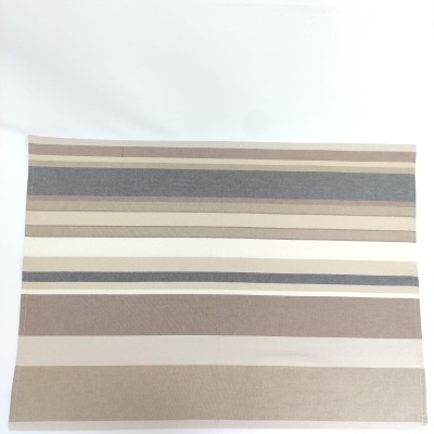Tapete retangular listrado em tons neutros sobre superfície branca