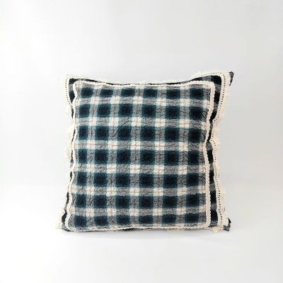 Almofada quadrada xadrez azul e branco com borda decorativa branca