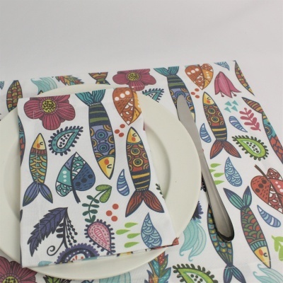 Guardanapo e toalha de mesa com padrão de peixes e flores coloridos