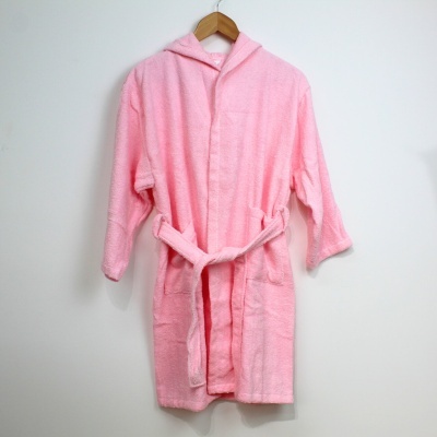 Robe de banho rosa pendurado