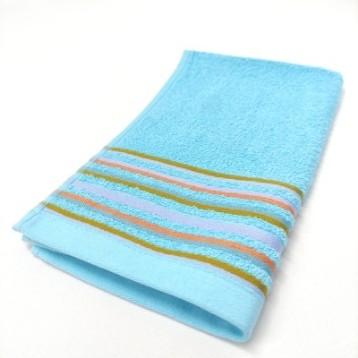 Toalha azul clara com riscas coloridas