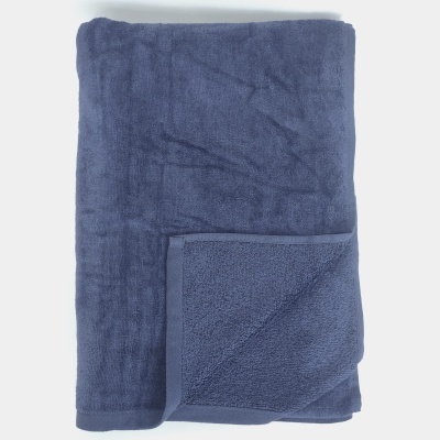 Toalha azul escura dobrada com canto virado para cima