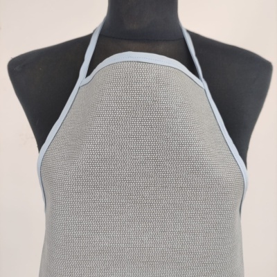 Avental cinzento claro com padrão hexagonal e bordas azuis claras em manequim preto