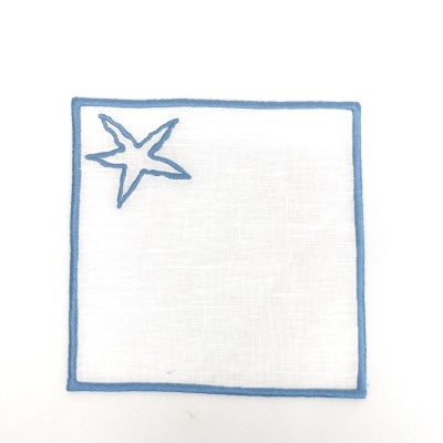 Guardanapo quadrado branco com borda e estrela do mar azul