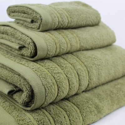 Conjunto de toalhas verdes felpudas empilhadas