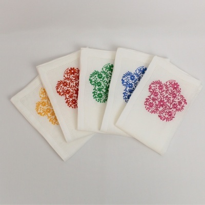 Cinco toalhetes de tecido branco com bordados florais coloridos