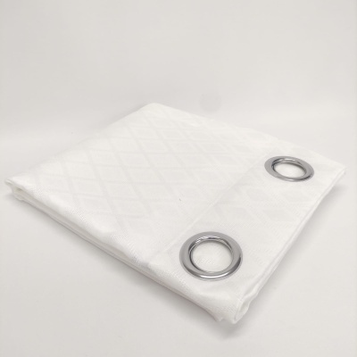 Lençol branco com padrão em diamante e ilhós metálicos