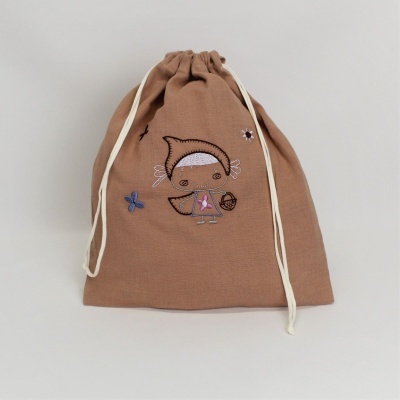 Saco de tecido castanho claro com bordado colorido e cordão branco