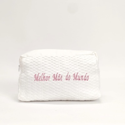 Estojo branco com texto rosa bordado